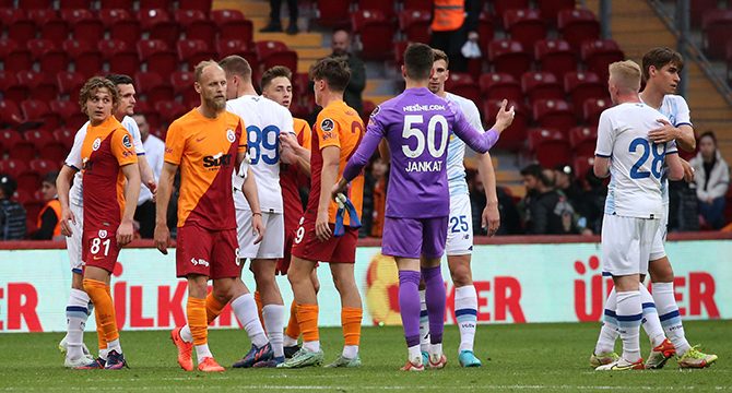 Barış için sahaya çıktılar: Galatasaray kaybetti, dostluk kazandı