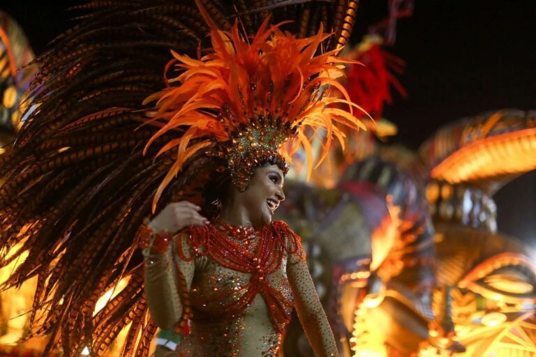 Rio Karnavalı coşkulu başladı. Rio Karnavalı’nda seksi danslar büyük beğeni topladı.