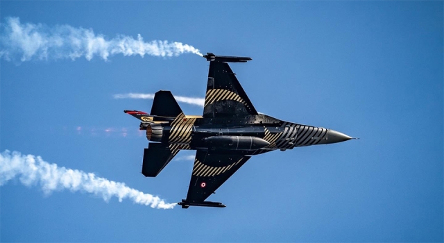 SOLOTÜRK Çanakkale’de çocuklar için uçtu