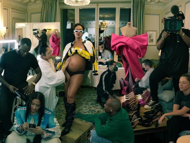 Rihanna’nın iç çamaşırsız pozları olay oldu! Fotoğraflara yorum yağdı