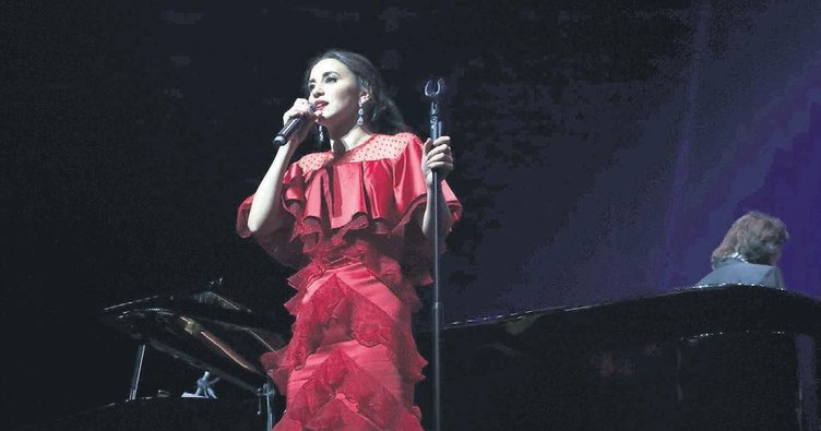 Zara’nın Hollanda konseri için Karsu makyözünü gönderdi