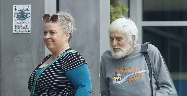 Dick Van Dyke, 46 yaş küçük eşiyle Malibu sokaklarında