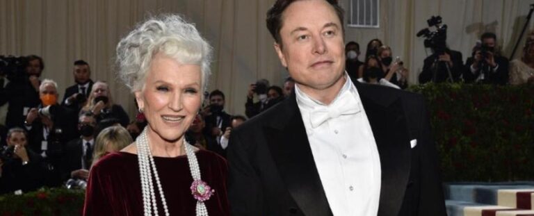 Elon Musk’ın annesi mayolu pozuyla tarihe geçti