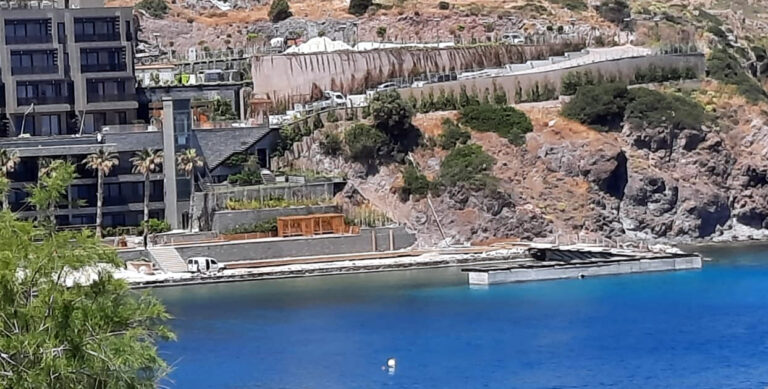 Akdeniz foklarının barınma alanında yapılan beton iskeleye tepki