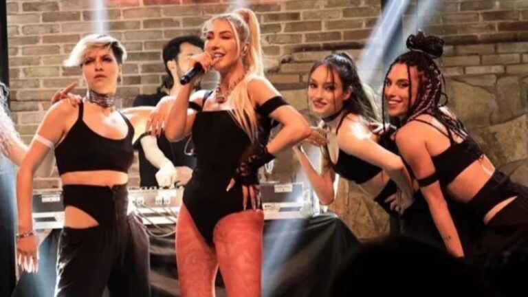 Hande Yener’den sandalye şov