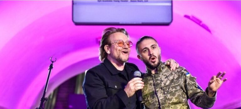 Ukrayna savaşı Bono, Kiev metro istasyonunda askerle şarkı söylüyor