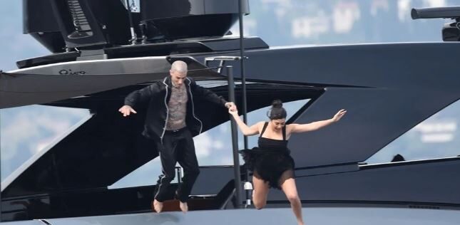 Kourtney Kardashian ve Travis Barker çifti balayında