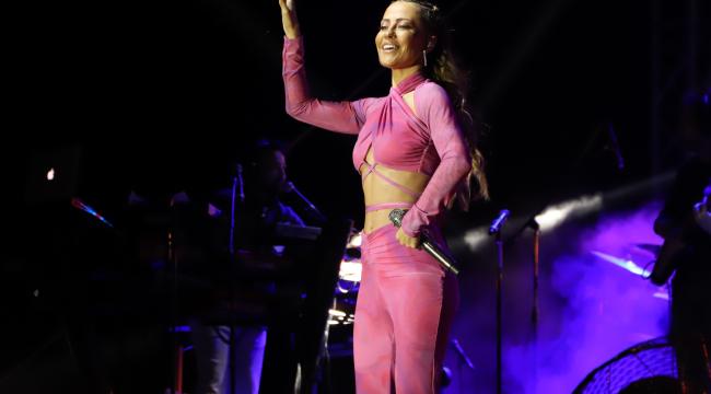 Derya Uluğ İzmir’de Çiçek gibi!