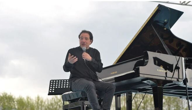 Dünyaca ünlü Türk piyanist Munzur Nehri kıyısında konser verdi