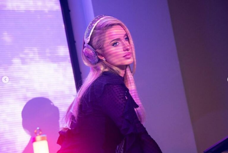 Paris Hilton DJ setinin başında mutlu