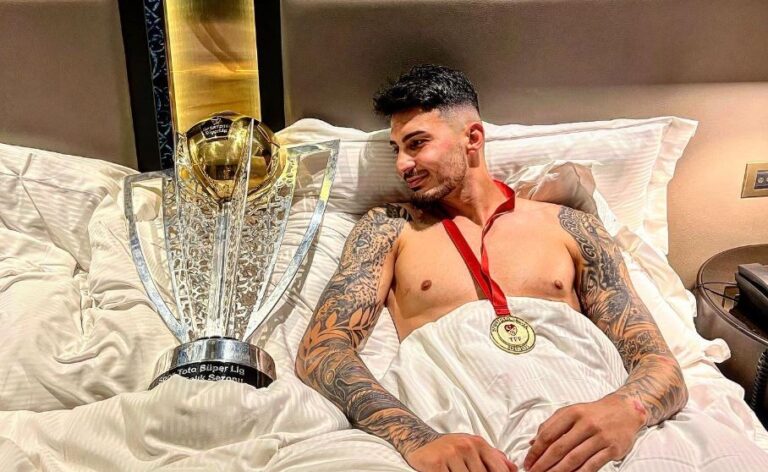 Uğurcan Çakır kupa ile yatakta poz verdi