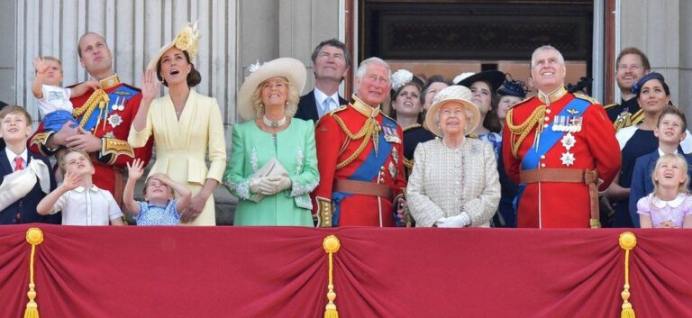Kraliçe II. Elizabeth balkon seremonisine hazırlanıyor