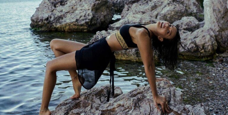 Tuvana Türkay’ın bikinili pozları olay yarattı