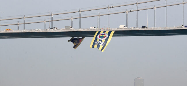 İstanbul’da köprülere dev Fenerbahçe bayrağı asıldı