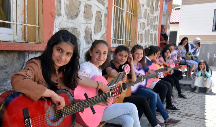 8 kız öğrenciden köylerde mini konser