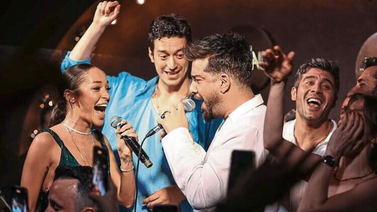 Camdaki Kız ekibi eğlencede