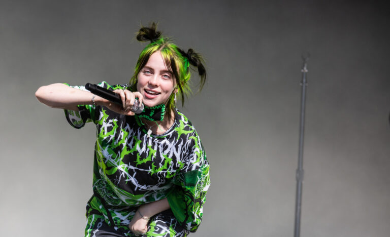 Hayranları fenalaşınca konseri durdurdu