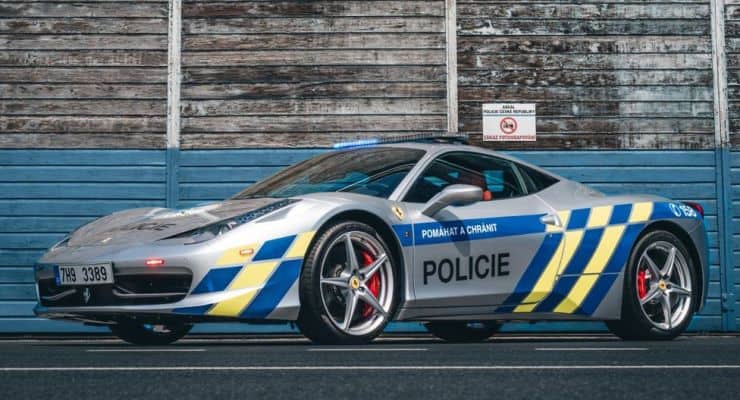 Çek polisinin el koyduğu Ferrari devriye aracı oldu