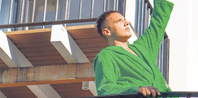 Edis’ten bornozlu “Yalancı”