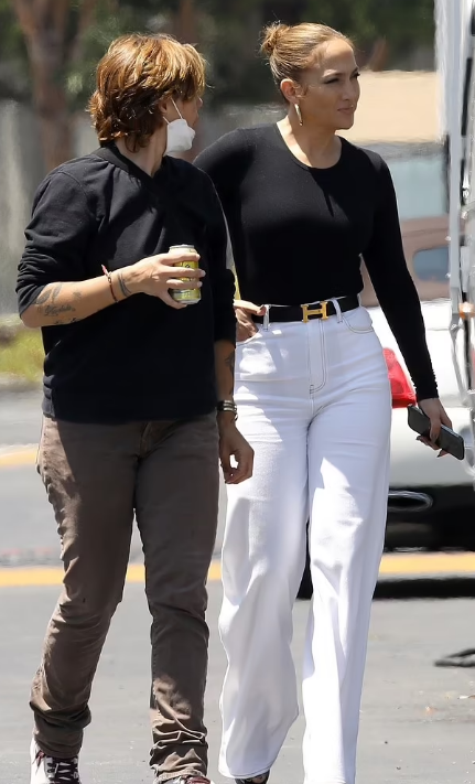 Jennifer Lopez tarzıyla büyüledi