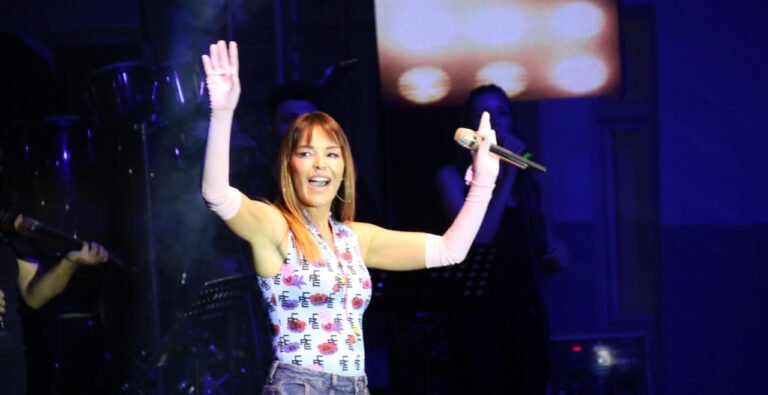 Bengü hayranına ayakkabısını hediye etti