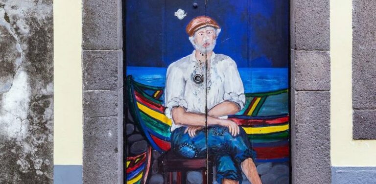 Ronaldo’nun doğduğu ada evlerin kapılarıyla turistleri büyülüyor