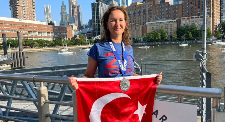 Türk kadın yüzücü New York’ta 9 saatte 46 km yüzdü