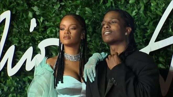 Rihanna, Amerika’nın en genç milyarder kadını oldu