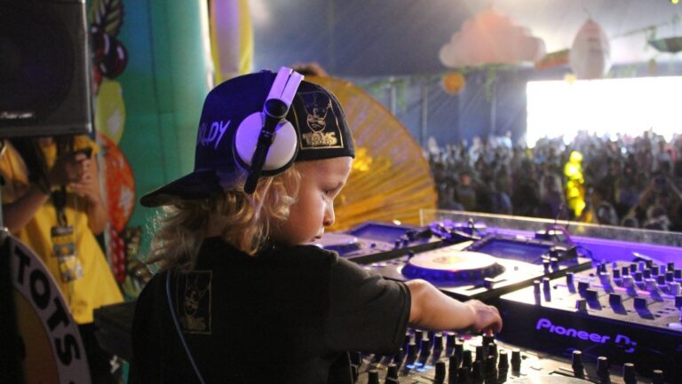 Müziğiyle binlerce kişiyi dans ettiriyor: Dünyanın en genç DJ’i