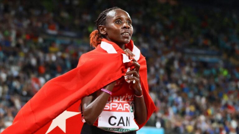 Yasemin Can 5 madalyaya ulaşan ilk sporcusu oldu