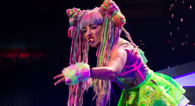 65 binden fazla hayranın bir araya geldiği konserin bir anlığına devam edebileceğini düşünen şarkıcı, “Seyircilerden veya ekibimden birinin başına bir şey gelseydi ne yapardım bilmiyorum” dedi.