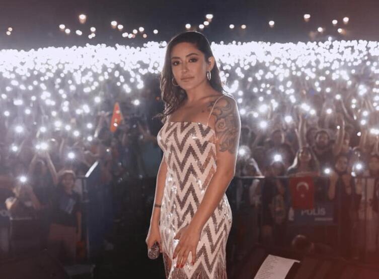 Melek Mosso, Mahsa Amini protestolarına destek için sahnede saçlarını kesti