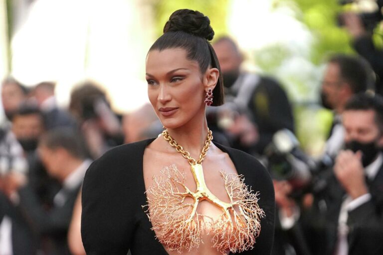 Bella Hadid sırt dekoltesiyle olay yarattı