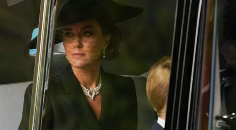 Kate, Kraliçe’nin ardından ‘incileriyle ağladı’