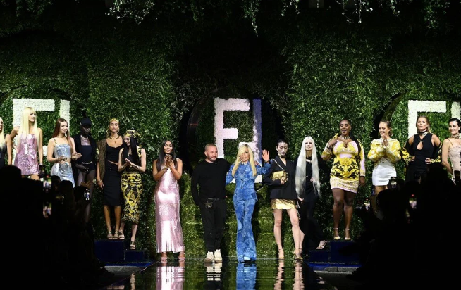 Süpermodel Naomi Campbell, Ashley Graham ve Jourdan Dunn’a MFW’de podyumda fırtına gibi esiyor