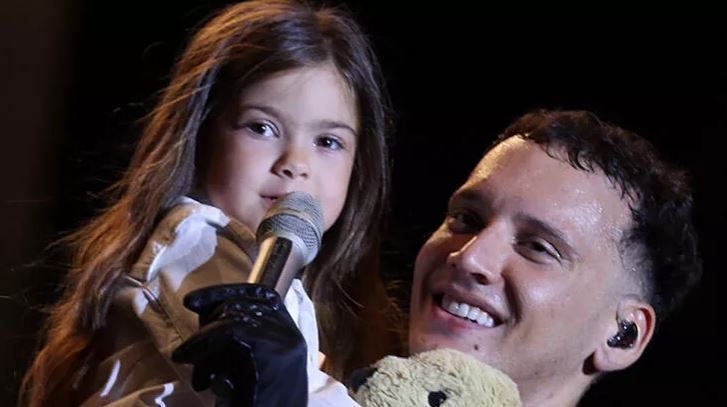 Edis’ten sahnede doğum günü sürprizi