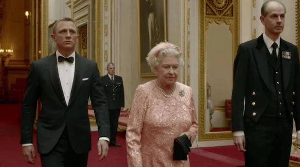 Daniel Craig eski rol arkadaşı Kraliçe’ye saygılarını sundu