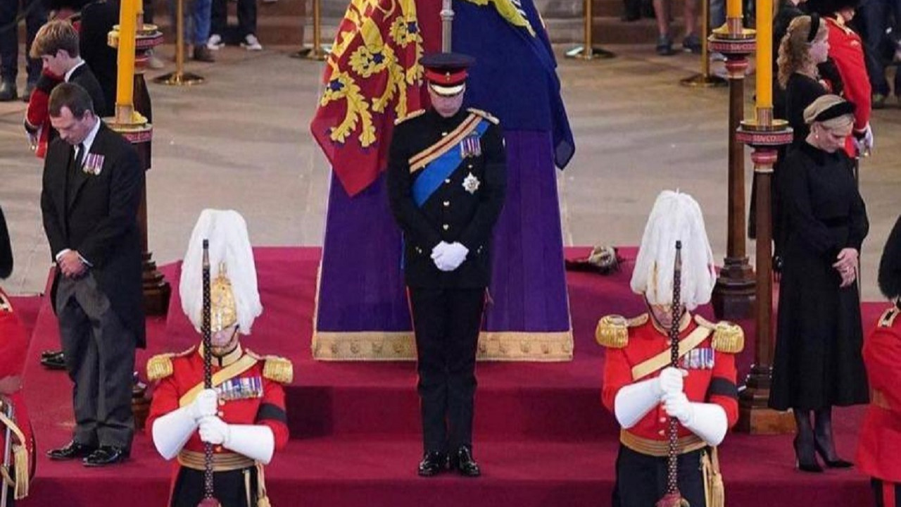 Kraliçe Elizabeth'in 8 torunu tabutu başında nöbet tuttu