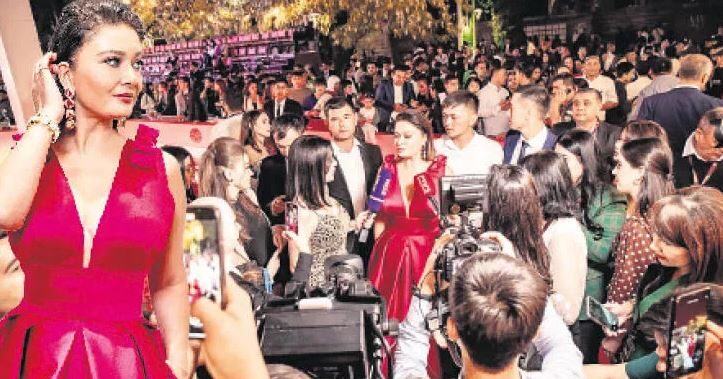 Nurgül Yeşilçay’a Özbekistan’da yoğun ilgi görerek izdiham yarattı