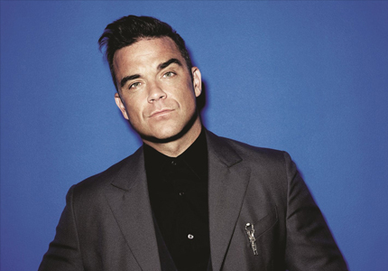 Fransız dergisi Paris Match’e röportaj veren Williams, bir zamanlar düet yaptığı Kylie Minogue ve Nicole Kidman hakkında sorular sorulunca pot kırmış gibi duruyor. Williams, her iki ünlü kadınla da ilişkileri olduğunu ima eden yanıtlar vererek dikkat çekti. Ünlü şarkıcı ilişki sorusuna, “Evet, peki, defalarca tek eşli bir ilişki içinde olmamız gerektiği ve sevginin bizi iyileştireceği ve boşlukları dolduracağı söylendi. Ancak, her iki durumda da gerçek hayal kırıklığı yarattı. Bu kadınların hayal kırıklığı yarattığını söylemiyorum ama… 20 yaşında sahip olduğunuz ilişkiler halka açık değil” diye yanıt verdi. Röportajı yapan kişinin, sorunun aslında profesyonel olarak birlikte çalışmaları hakkında olduğunu söyleyince Bill Clinton’ın, Monica Lewinsky ile olan skandal ilişkisine atıfta bulunarak, “O halde, Bill Clinton’ın da söylediği gibi, bu kadınlardan hiçbiriyle hiçbir ilişkim olmadı” diye yanıt verdi. Kylie Minogue ve Robbie Williams, 2000 yılında bir düet için bir araya gelmişti. Williams, o sırada ona aşık olduğunu itiraf etmiş ancak Minogue, onunla dalga geçerek romantizm umutlarını suya düşürmüştü. Ayrıca 2001’de de Nicole Kidman ile Somethin’ Stupid adlı şarkıda birlikte çalıştı. Williams, daha önce Kidman için şunları söylemişti: “Birlikte çalıştık, birlikte şarkı söyledik; Nicole gibi birinin benimle şarkı söylemesini sağlamak yüzyılın en büyük olayıydı. O sevimli bir insan, inanılmaz derecede yetenekli ve o anın gerçekleşmesine sevindim.” Robbie Williams, 2010’dan beri oyuncu Ayda Field ile evli ve dört çocukları bulunuyor.