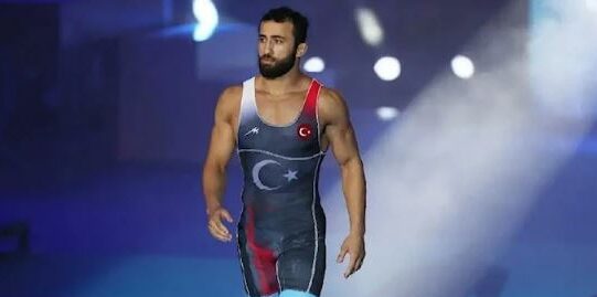 Milli güreşçimiz Burhan Akbudak tarih yazdı
