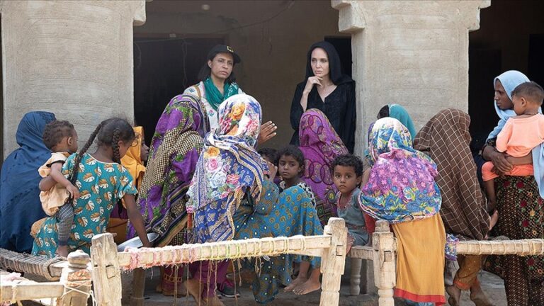 Angelina Jolie’den uluslararası topluma, Pakistan’daki sel mağdurları için yardım çağrısı