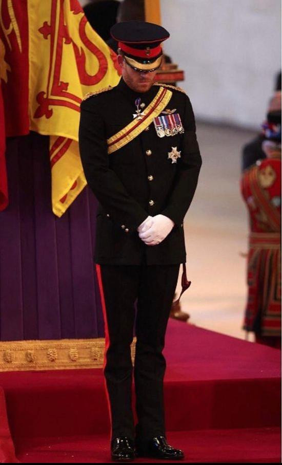 Kraliçe Elizabeth'in 8 torunu tabutu başında nöbet tuttu