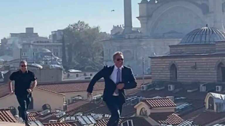 558 yıllık Kapalıçarşı’nın çatısında koştu: ABD Büyükelçisi 007 Bond’a özendi