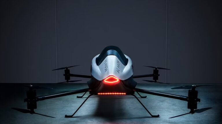 İlk kez uçan yarış araçları gökyüzünde yarıştı