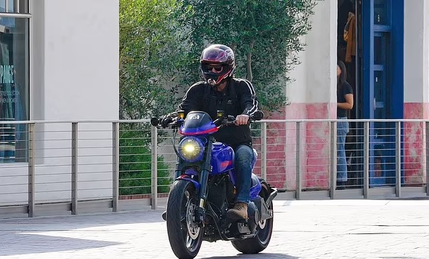 Keanu Reeves arkadaşlarıyla motosiklet turunda