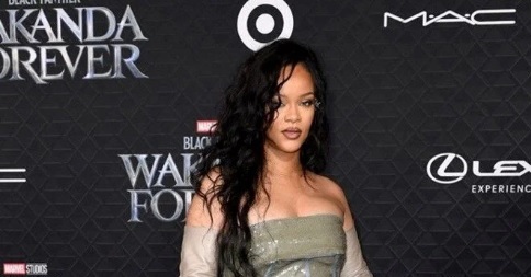 Rihanna yeni şarkısıyla Billboard zirvesini zorluyor