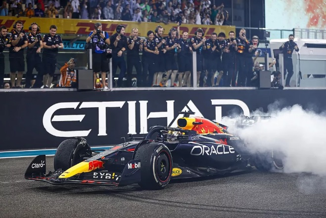 Formula 1’de Abu Dabi Grand Prix’sini Red Bull takımından Max Verstappen kazandı.