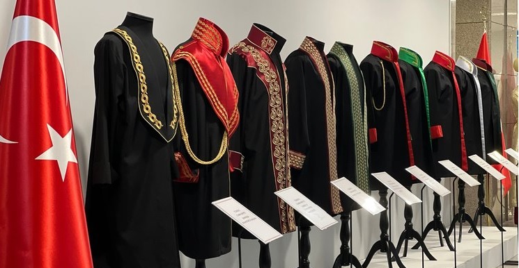İstanbul Adalet Sarayı’nda “Geçmişten günümüze yargı giysileri” sergisi