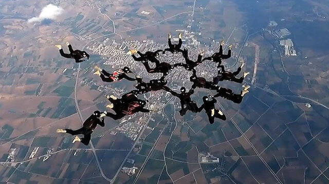 Milli Savunma Bakanlığı, bordo berelilerin gökyüzündeki gösterisini paylaştı